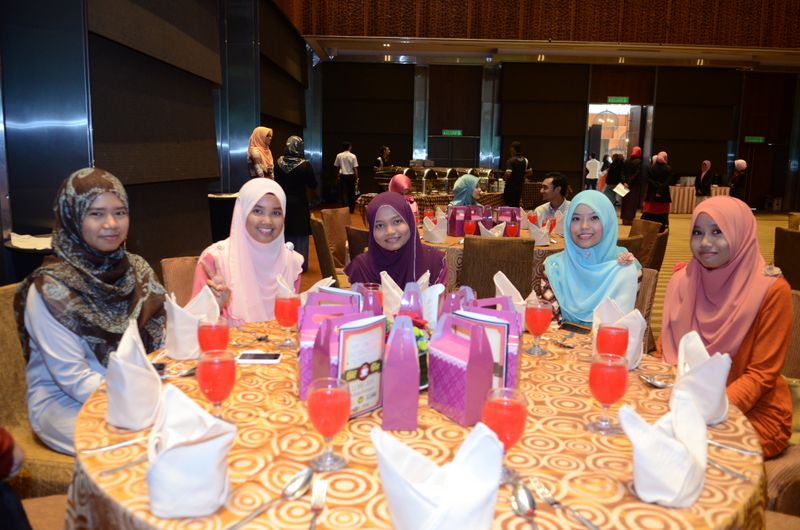 Hi tea alumni  14  047
